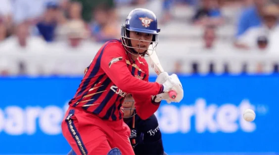 Mandhana's lone effort takes Super Giants over the line in tense chase